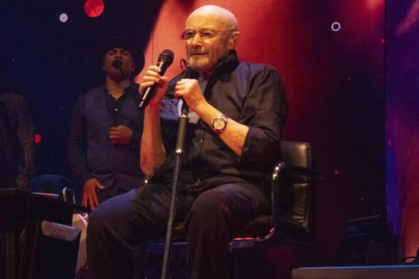 Phill Collins em apresentação da última turnê - Foto: reprodução