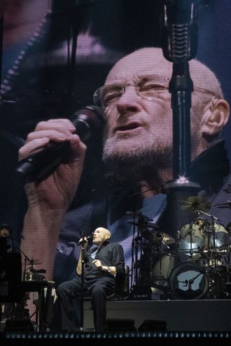 Phill Collins em apresentação da última turnê - Foto: reprodução