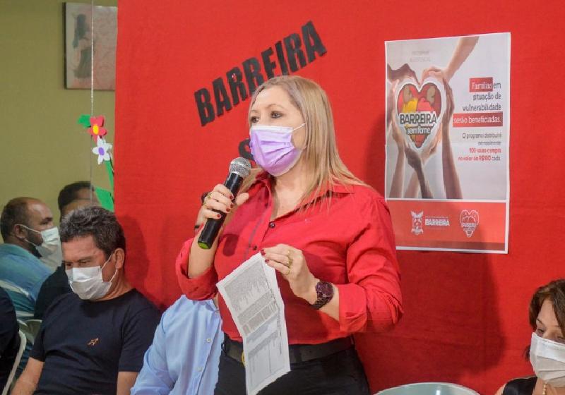 A prefeita de Barreira, Dra. Auxiliadora, abriu mão do próprio salário e criou um auxílio mensal para famílias carentes da cidade - Foto: Henrique Costa