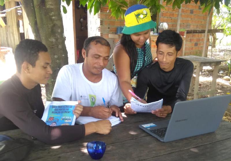 Mateus, que tirou 980 no Enem, dando aula de redação de graça para a comunidade dele no AP - Foto: Diário do Amapá / reprodução