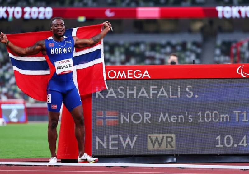 O norueguês Salum Ageze Kashafali, refugiado do Congo, pedia esmolas e hoje é um campeão paralímpico - Foto: REUTERS/Athit Perawongmetha