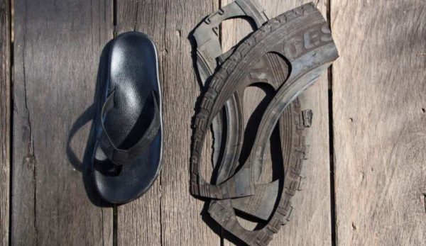 Uma das sandálias feitas de pneu - Foto: Indosole