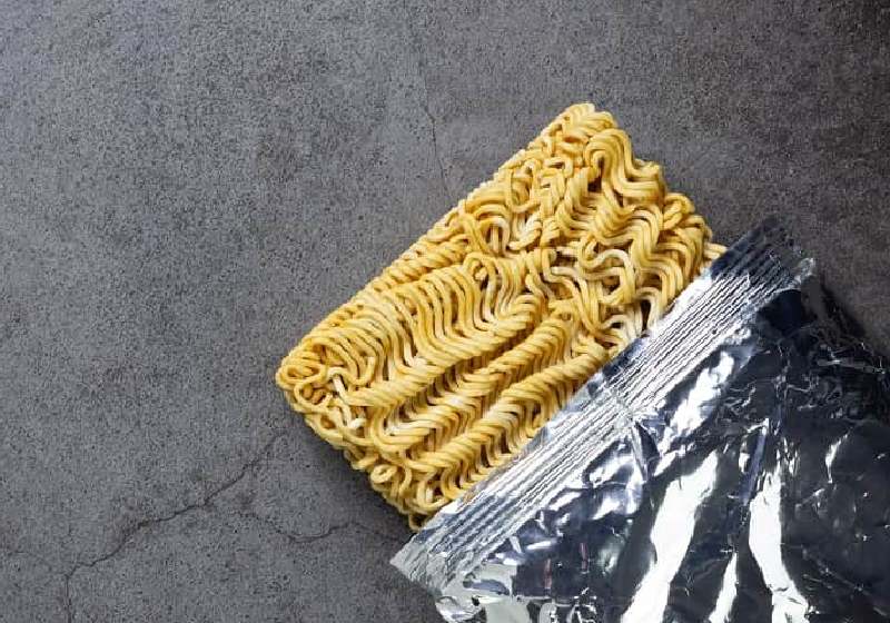 O STJ mandou soltar a mãe que furtou miojo com base no princípio da insignificância - Foto: Freepik