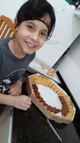 Emanuel ajuda a mãe nas encomendas - Foto: arquivo pessoal