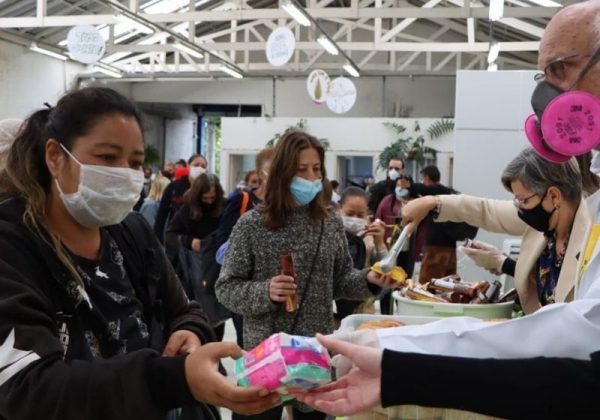 Distribuição de absorventes pelo Instituto a Nossa Jornada e a pastoral do Padre Julio Lancellotti - Foto: @daniel_kfouri / @vi_angelo