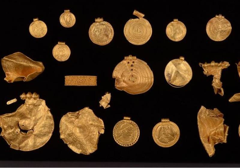 Parte do tesouro de ouro encontrado pelo arqueólogo na Dinamarca - Foto: Reprodução/Vejle Museerne