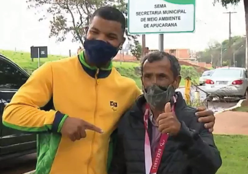 Atleta paralímpico, prata nos jogos de Tóquio, reencontra homem responsável por salvá-lo após acidente com trem — Foto: Reprodução/RPC