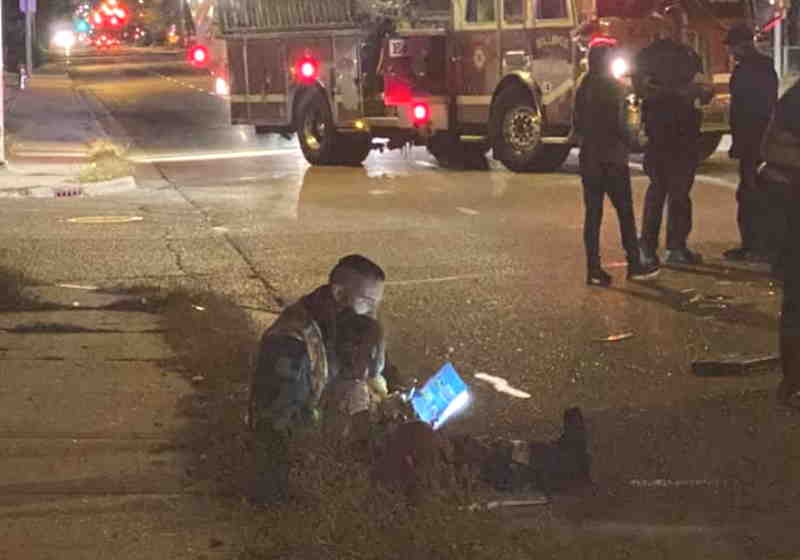 O bombeiro Ryan, de 26 anos distrai a garotinha lendo pra ela após acidente Foto: Allie Marie Schmalz / Facebook