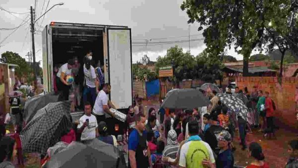 Caminhoneiros entregando os 300 brinquedos que arrecadaram em vaquinha - Foto: reprodução / MidiaMax