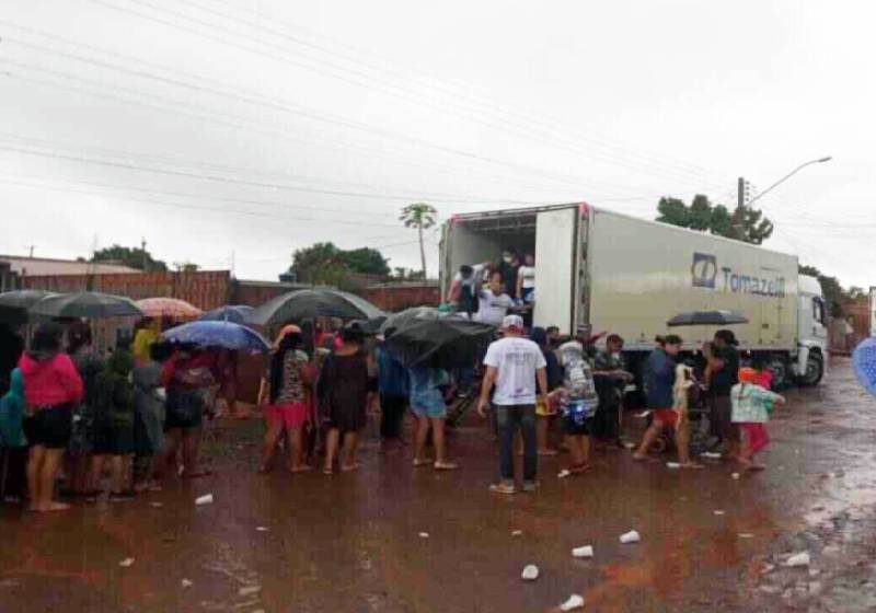 Caminhoneiros entregando os 300 brinquedos que arrecadaram em vaquinha - Foto: reprodução / MidiaMax