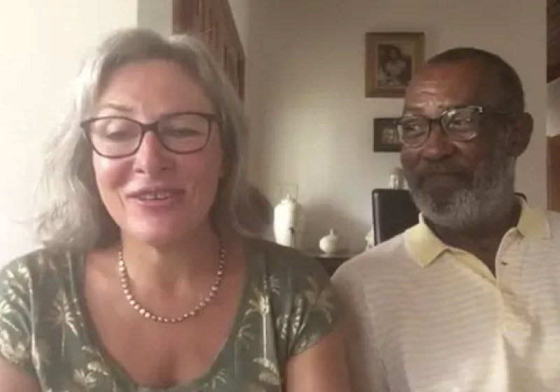 Mark e Penny, o casal separado por racismo se reencontra após 40 anos, se casa e escreve um livro para inspirar quem vive um amor impossível - Foto: reprodução
