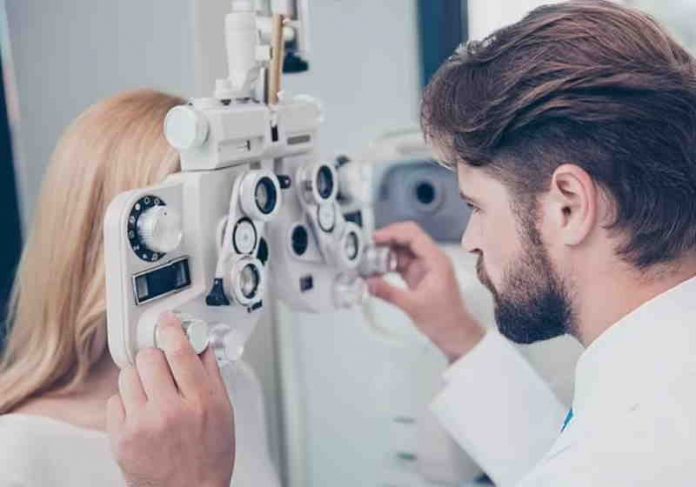 O implante foi projetado para reduzir os níveis de cálcio no olho, e já está sendo testado no primeiro ensaio clínico Foto: reprodução Daily Mail