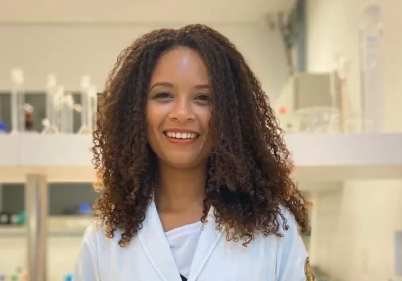 Dayene estudou com livros que ela encontrava no lixo. Hoje a pesquisa é voltada para terapias que tratam a asma. - Foto:Fundação Estudar/Divulgação