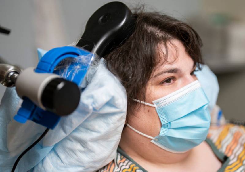 A 1ª paciente com depressão recebeu o dispositivo experimental há 1 ano e passa bem - Foto: divulgação