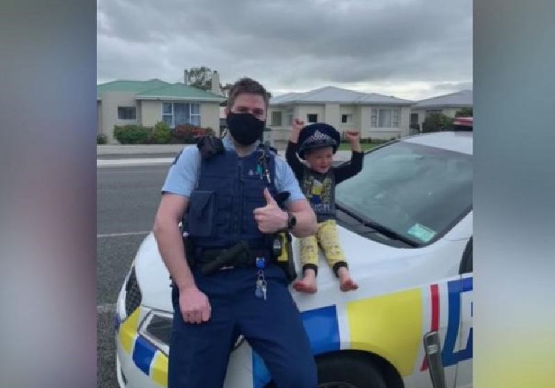 O policial e o garoto de 4 anos que queria saber se os brinquedos dele eram legais - Foto: reprodução / Facebook