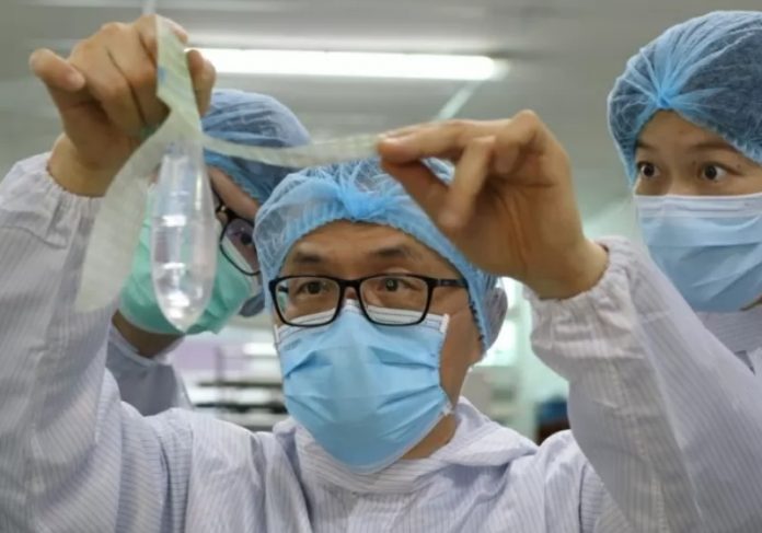 Ginecologista John Tang Ing Chinh mostra camisinha unissex Foto: Reuters