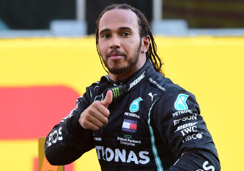 Lewis Hamilton lançou um projeto para financiar a capacitação de professores pretos em ciências, tecnologia, engenharia - Foto: divulgação
