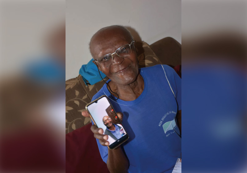 Idoso fez vídeo chamada com familiares que não via há 38 anos. — Foto: Gabriela Bernardes/Reprodução