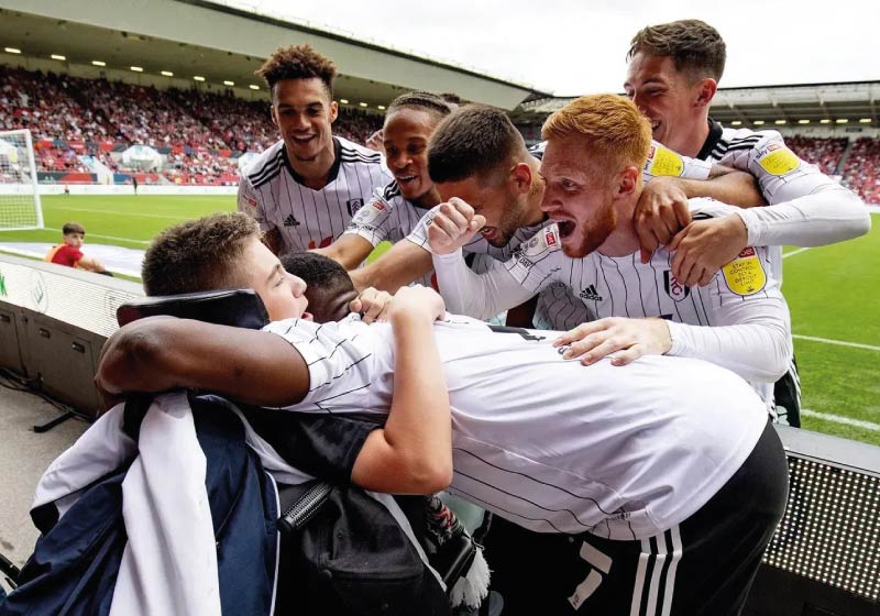 Jogadores comemoram o gol com um garoto que tem paralisia cerebral, humilhado por querer ser goleiro - Foto: reprodução