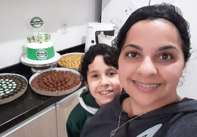 Claudirene começou a vender bolos para pagar tratamento do filho autista e se descobriu uma empreendedora - Foto: divulgação