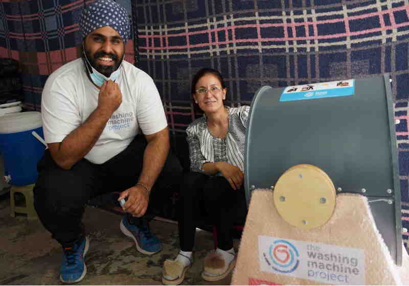 As máquinas são criadas no Reino Unido e enviadas para pessoas sem acesso a eletricidade e água Foto: SWNS