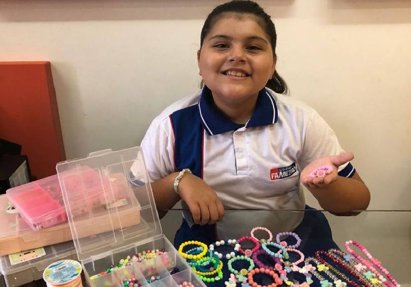 A Anna Sophia, de 9 anos, montou uma loja virtual de bijuterias após aula de empreendedorismo na escola - Foto: divulgação