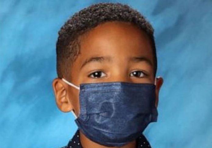 Mason Peoples, de 6 anos, obedeceu a mãe e se recusou a tirar a máscara para tirar foto na escola - Foto: Reprodução/Redes sociais