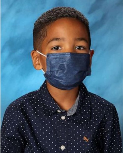 Mason Peoples e a máscara que já rendeu mais de US$ 36 mil ao menino - Foto: Reprodução/Redes