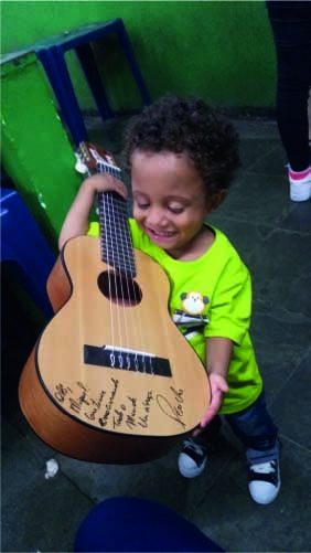Bebê ganhou violão do ídolo - Foto: arquivo pessoal