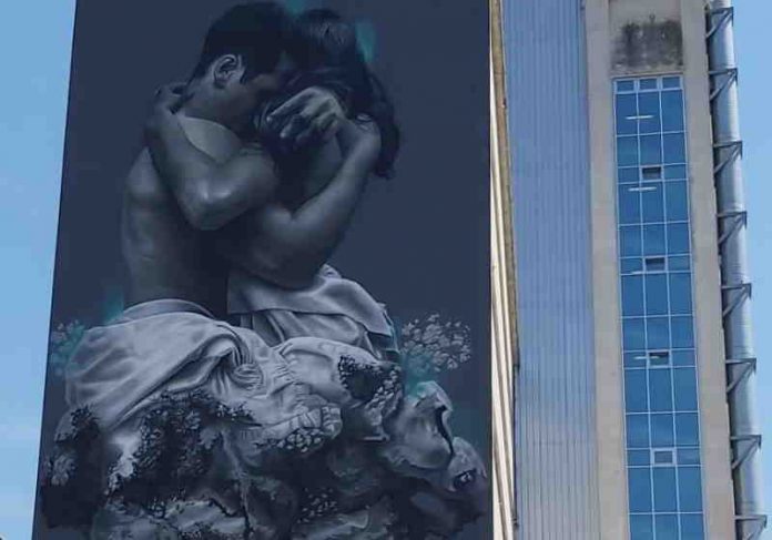 Casal que venceu câncer junto ganha mural de 20 metros em hospital