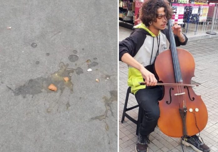 musico humilhado capa O músico humilhado com ovada tem 20 anos e toca para ajudar a alimentar o filho pequeno - Fotos: reprodução / redes sociais