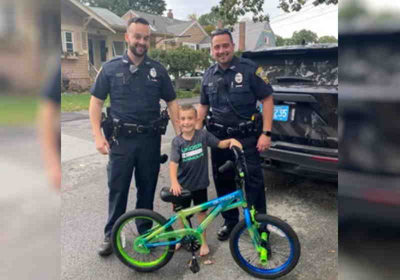 Os policiais com o garotinho Bryan, de 6 anos,, com a bike nova Foto: Polícia de Taunton