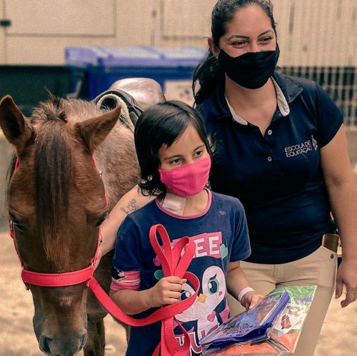 Crianças em tratamento contra o câncer recebe a 'pôneiterapia' — Foto: Instituto da Criança e do Adolescente HCFMUSP