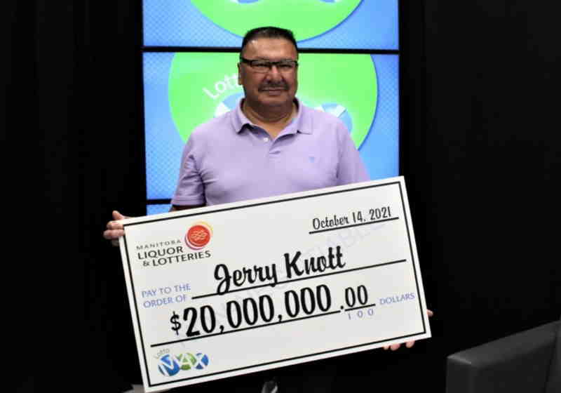 Jerry havia esquecido na carteira. Ao encontrar, descobriu que era um bilhete premiado - Foto: Western Canada Lottery Corporation