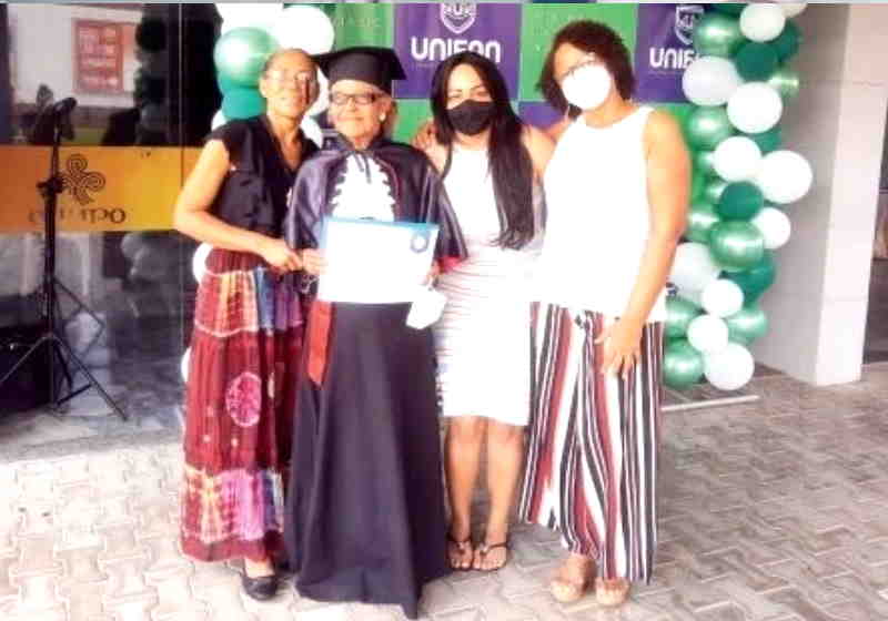 Mesmo enfrentando doença e dificuldades Avelina, de 85 superou todas e se formou na UNIFAN, em Feira de Santana Foto: Arquivo Pessoal