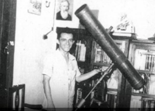 Rubens de Azevedo nessa imagem histórica ao lado do telescópio - Foto: divulgação
