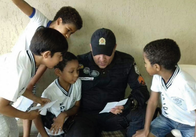 O sargento da PM, Schubert Saraiva, sonha em implantar uma biblioteca solidária na cidade - Foto: reprodução Facebook