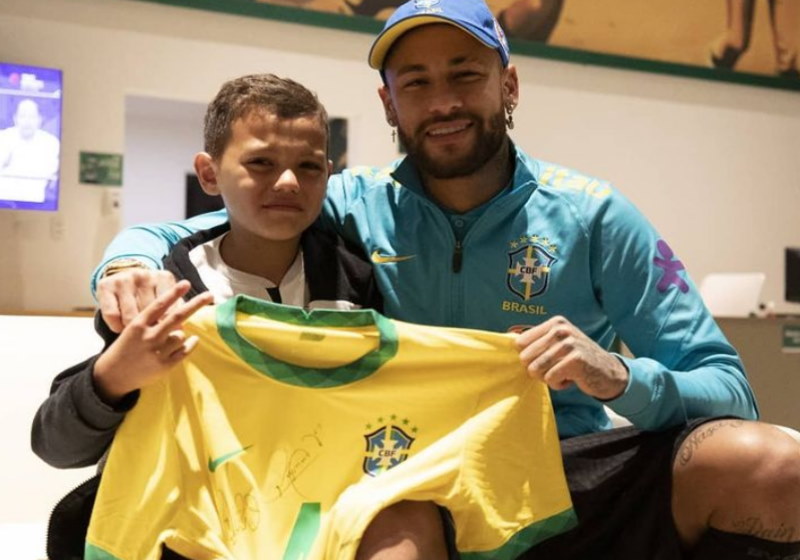 Bruninho se emociona ao encontrar o ídolo Neymar Foto: @lucasfigfoto/CBF Oficial