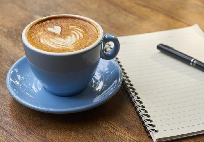 A pesquisa internacional mostrou que beber chá e café pode reduzir risco de ter AVC e demência - Foto: Pixabay