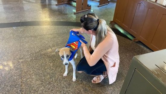 Chiquinho vestindo a roupinha de super-homem — Foto: Caíque Rodrigues