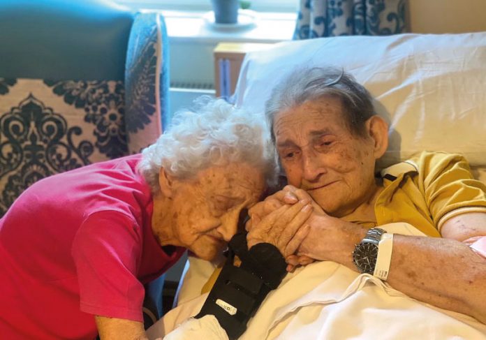O reencontro dos idosos George, de 89 anos, e Joyce Bell, de 87 anos, apos 100 dias afastados emocionou as redes sociais esta semana- Foto: reprodução