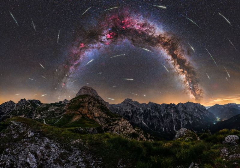 Uroš Fink, de 31 anos, fotografou a chuva de meteoros Perseidas de uma montanha na Eslovênia Foto: Uroš Fink