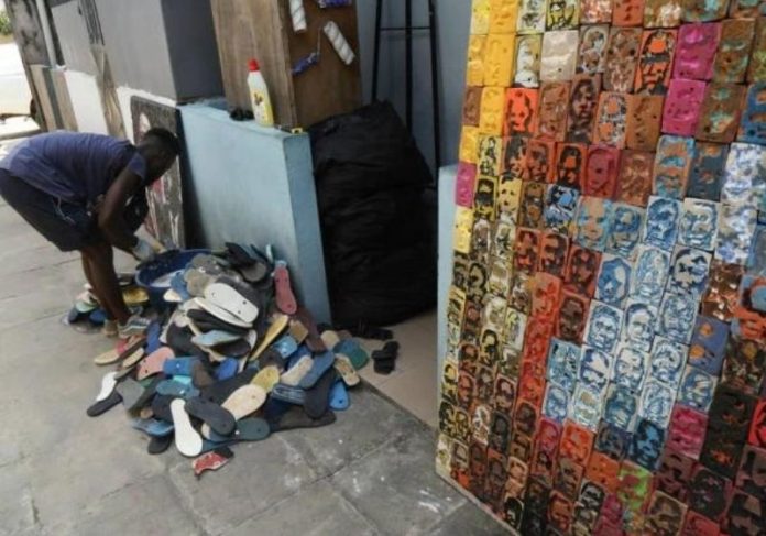 chinelos abandonados artista (2) Os chinelos abandonados que viram obras de arte - Foto: REUTERS/Luc Gnago