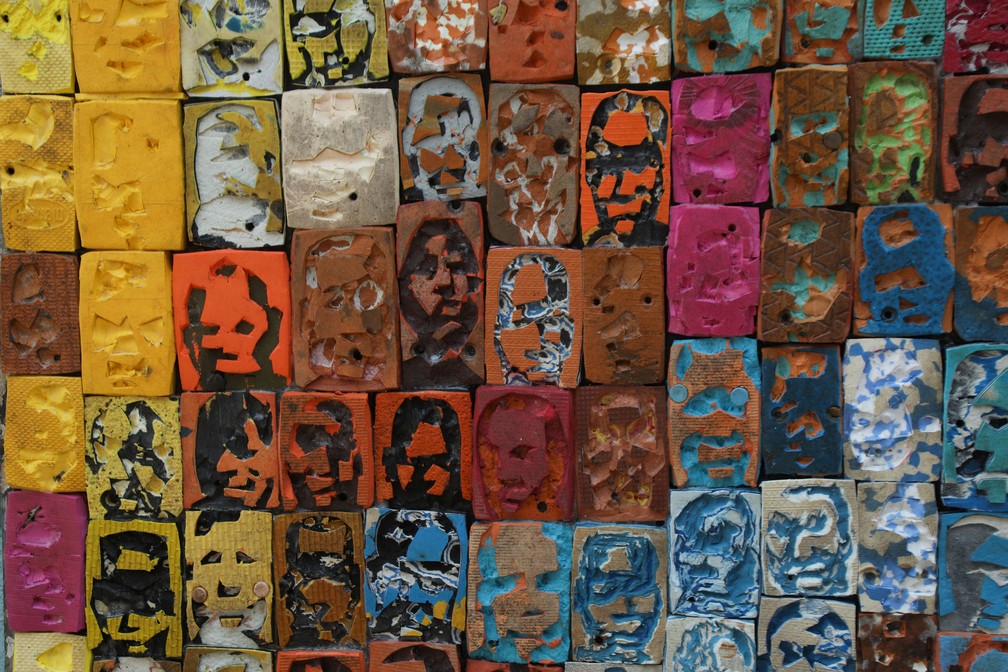 chinelos abandonados artista