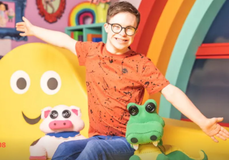 George Webster é o novo apresentador do famoso programa infantil da tv pública britânica Foto: reprodução