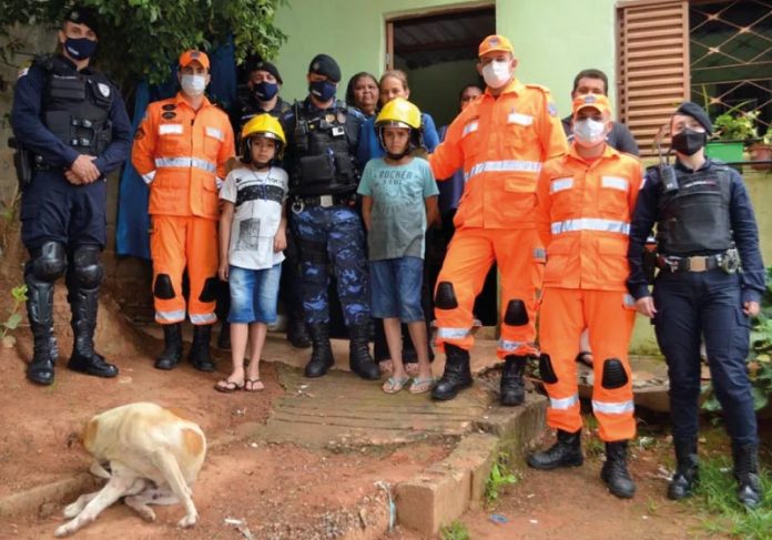 festa-surpresa-bombeiros-capa2 Os bombeiros e a guarda municipal fizeram uma festa surpresa para o garoto com bolo, refrigerante e presentes -Foto: Luciano Lopes