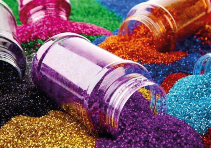 Glitter sustentável feito de celulose brilha sem poluir meio ambiente