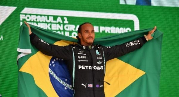 Lewis Hamilton com a bandeira do Brasil em Interlagos - Foto: Lance