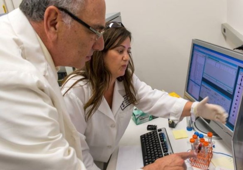 O Dr. Howard L. Weiner e a codiretora do Ann Romney Center for Neurologic Diseases do Brigham and Women's Hospital em Boston, Massachusetts. Foto: Justin Knight