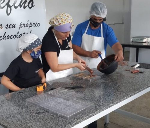 Julia prepara o chocolate juntamente aos pais, Lucas e Juliana. — Foto: Arquivo pessoal